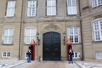 Danimarka Kraliyet Sarayı'nda n&ouml;bet tutan askerler